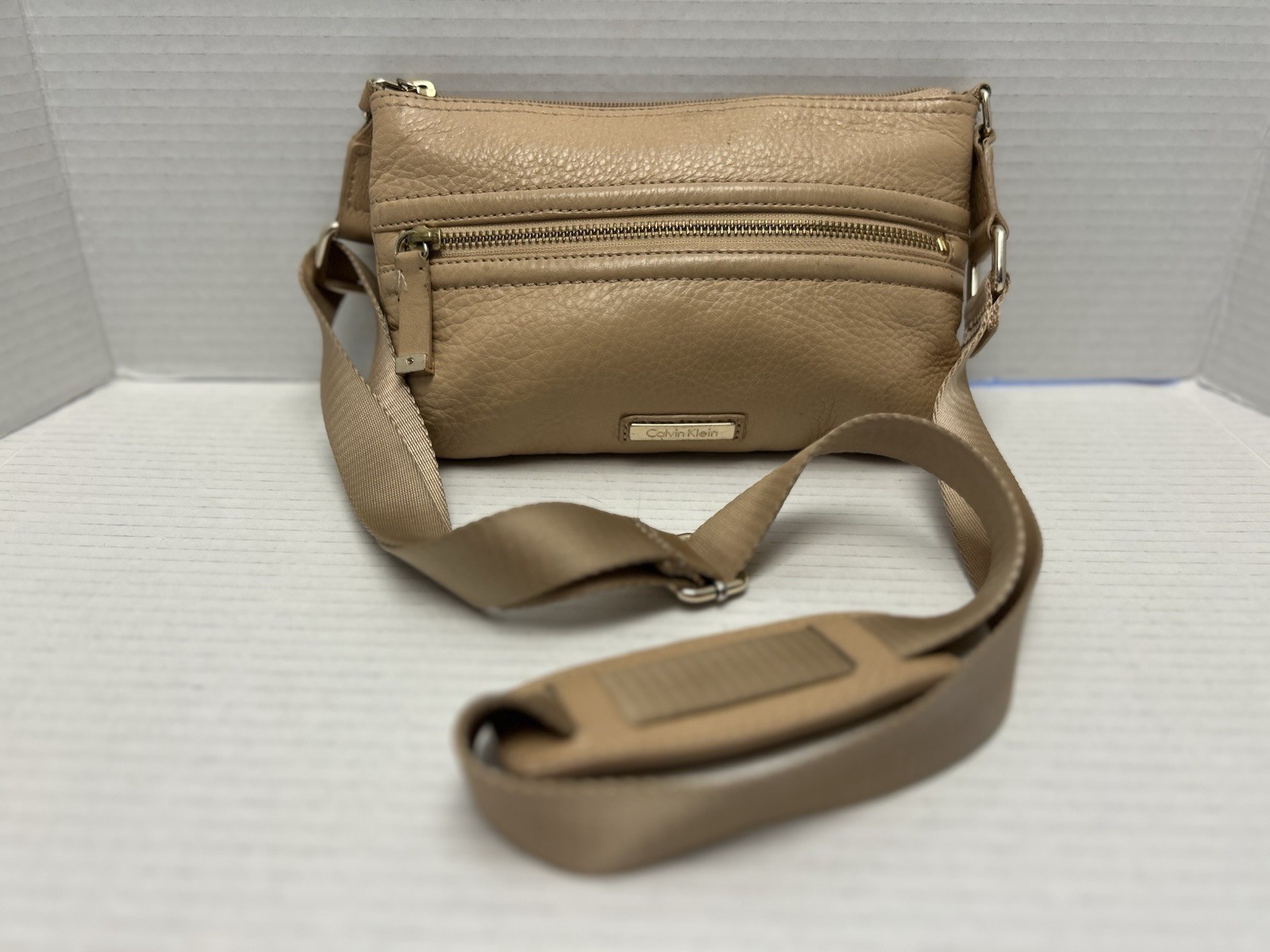 Calvin Klein Genuine 100% Pebbled Leather Small Beige Zip Crossbody Purse Logo thumbnail 4