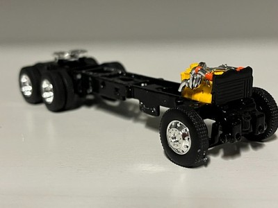 BLACK DCP 1/64 PETERBILT 359/379/389 230'' FRAME (5'' LONG) 5TH MOTOR