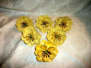 ITALIAN TOLE YELLOW FLOWER NAPKIN RINGS SET 6 ITALY HOLLYWOOD REGENCY 1960s