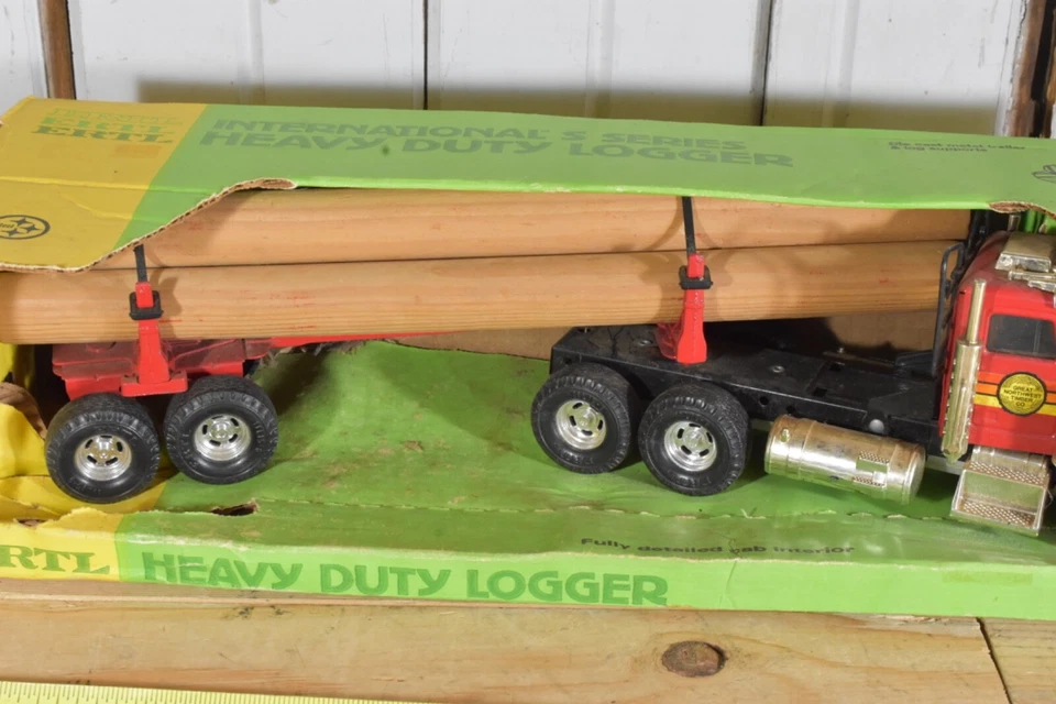 VINTAGE ERTL HEAVY DUTY LOGGER PETERBILT SEMI INTERNATIONAL S SERIES MISPRINT - Image 3 of 4