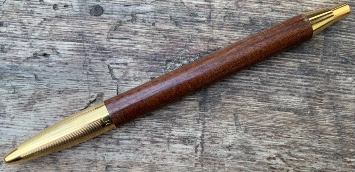 GUCCI VINTAGE PENNA A SFERA LEGNO DI MOGANO E METALLO DORATO | eBay