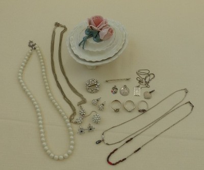 Konvolut alter Schmuck meist Silber in Porzellandose Firma Ens Sammlung