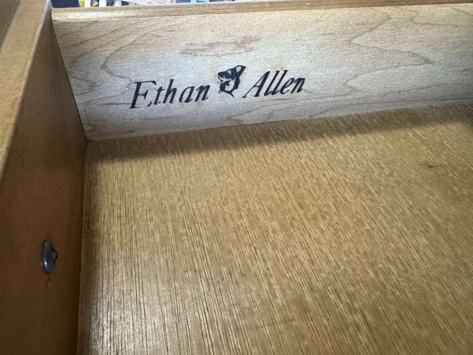 Gabinete de gobernador vintage de madera de arce nuez moscada reliquia Ethan Allen Baumritter Foto 4 de 4