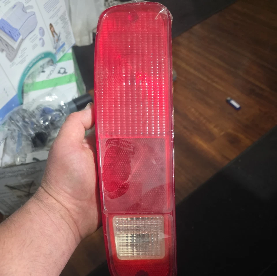 Luz trasera de repuesto del lado del conductor línea estándar para Ford F-150 75-79 TYC Foto 4 de 4