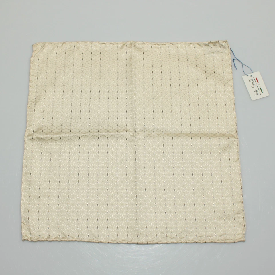 Cuadrado de bolsillo Italo Ferretti nuevo con etiquetas de una sola cara beige/gris con lana/seda dorada de 24 quilates Foto 3 de 4