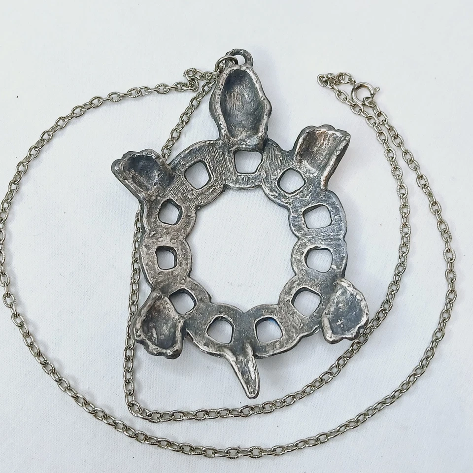 Tortuga de peltre grande colgante de 4 pulgadas en cadena de metal de 24 pulgadas joyería vintage Foto 3 de 4