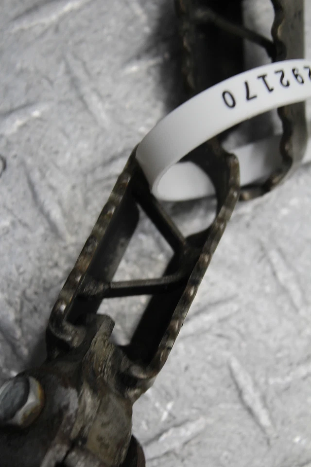 Yamaha IT400 1979 reposapiés izquierdo derecho clavijas  Foto 4 de 4