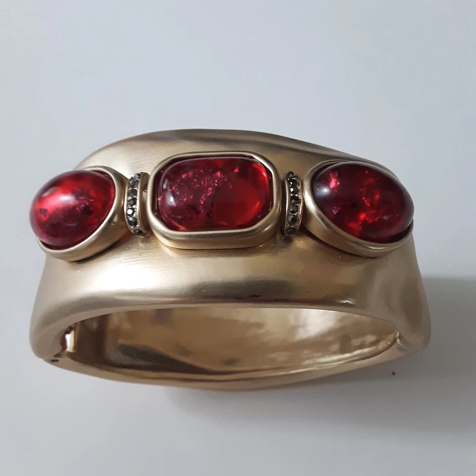 Brazalete grueso con bisagras de oro mate con óvalos de lámina roja