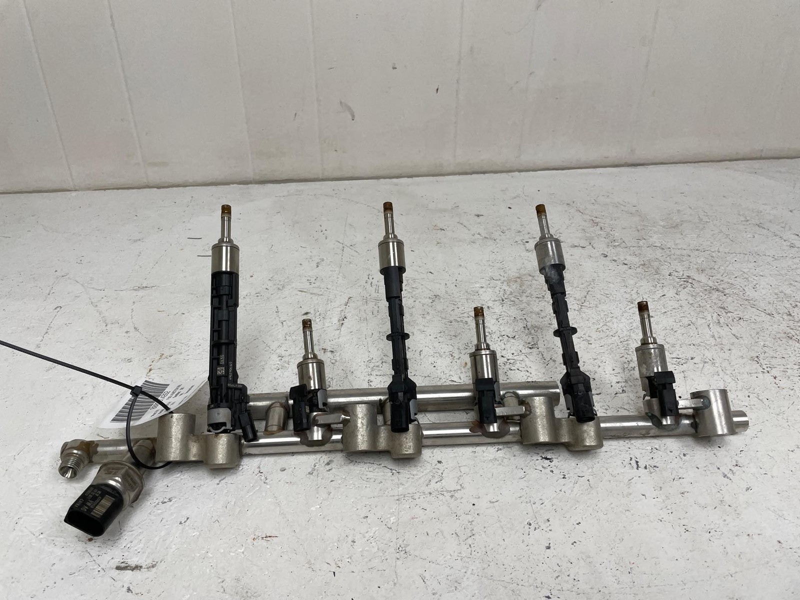 2016-2020 BENTLEY BENTAYGA FUEL INJECTION RAIL HIGH PRESSURE LEFT DRIVER *28K*