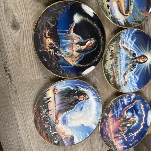 Set 17 piatti Franklin Mint "Native American Maidens" di David Penfound 8" - Foto 8 di 11