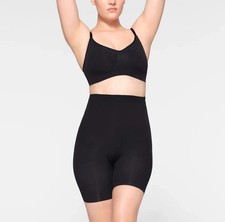 SKIMS Seamless Sculpt Mid Thigh Short Onyx Black Size M Shapewear