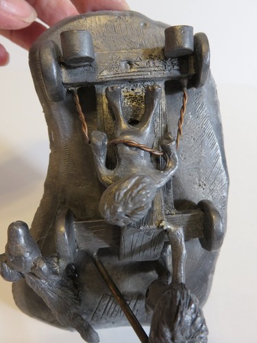Peltre cazador vintage con cuerda de cobre: GoKart con 2 niños, perro y bandera - Imagen 7 de 8