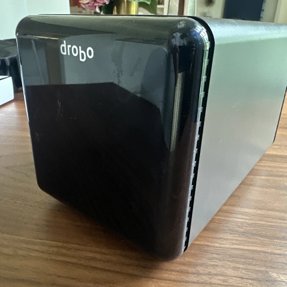 Drobo DDR3A21 USB 3.0 NO DRIVES - Image 2 of 4
