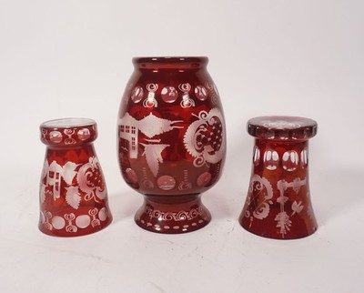 3-tlg. Lot böhmisches Glas Egermann Vase und 2 Becher Wald Tiermotive rubinrot