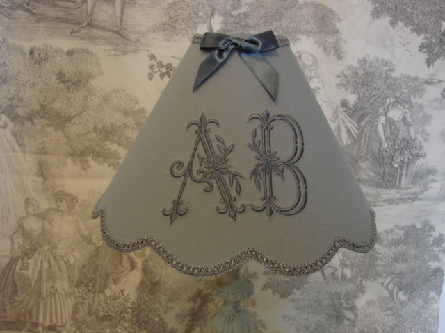 Abat-jour festonné en toile grise anti-éblouissement monogrammes AB brodé