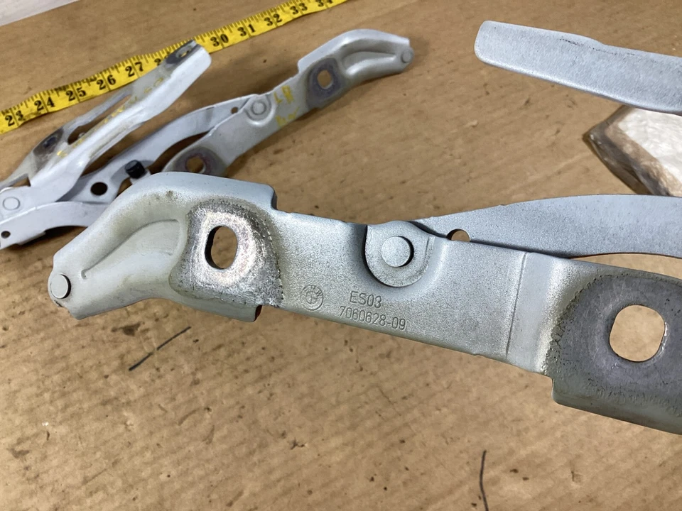 2008 - 2011 BMW M3 Rear Trunk Lid Hinge Left & Right 7060627 / 7060628 OEM . - Изображение 4 из 4