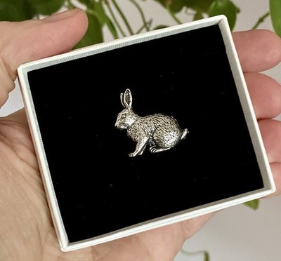 Osterhase Geschenk Anstecknadel Brosche Anstecker Silber Zinn in Geschenkbox Hase