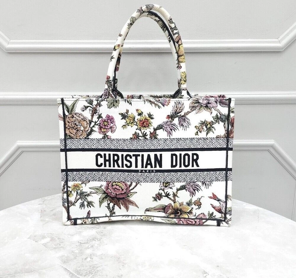 Sac fourre tout Dior livre brodé de fleurs moyen 79920221