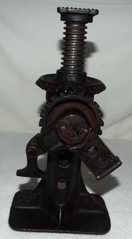 RARE ANTIQUE CAST METAL MODEL-T AUTOMOBILE JACK WITH LIFT BAR B553 READ!!