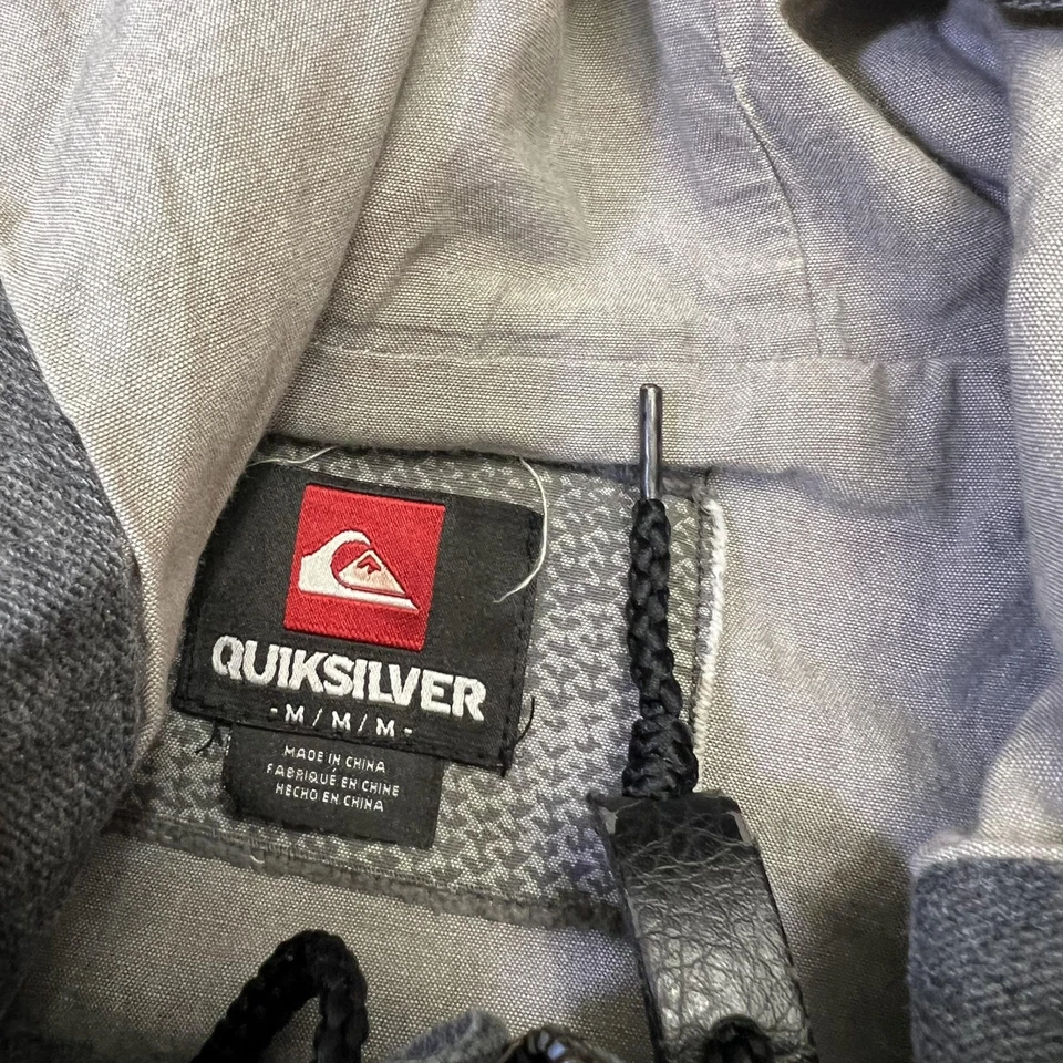 Chaqueta Quiksilver Para Hombre Gris Medio Con Capucha Cremallera Completa Botón Frontal Bolsillos Utilitarios Foto 3 de 4