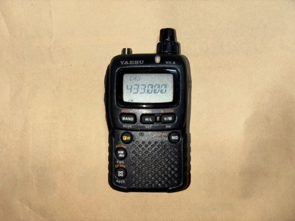 YAESU VX-2R Transceiver mit Antenne wie besehen - Bild 2 von 4