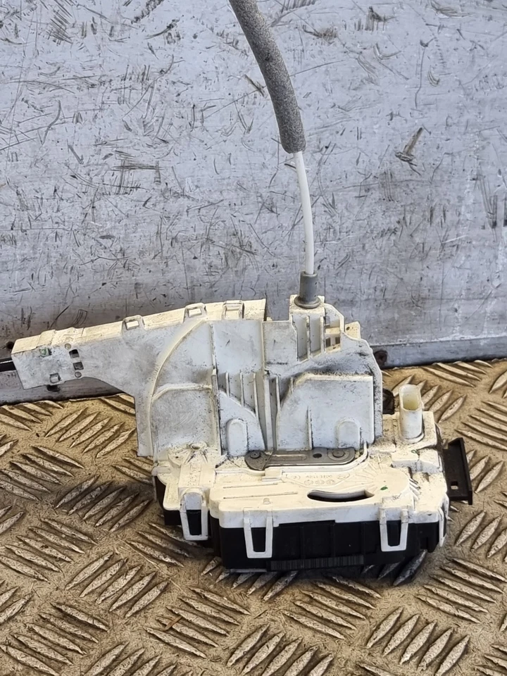 Cierre de puerta Volkswagen Crafter A9067201435 cerca del lado izquierdo 2,5 L DSL 2008 Foto 3 de 4