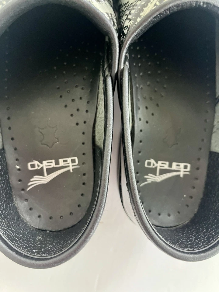 DANSKO Mulas Artísticas Blanco y Negro con Suela Gruesa Talla 36 (5.5) Foto 4 de 4