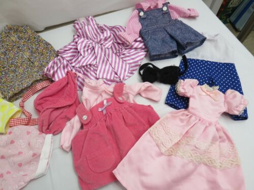 KONVOLUT BABY PUPPENKLEIDUNG 13 TEILE SM-MED PUPPENSETS KLEID OBERTEILE HOSEN - Bild 3 von 3
