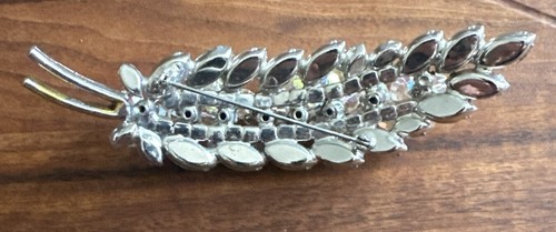 VINTAGE LARGE JULIANA RHINESTONE AURORA BOREALIS ROUND BEAD FEATHER PIN BROOCH - Picture 2 of 4
