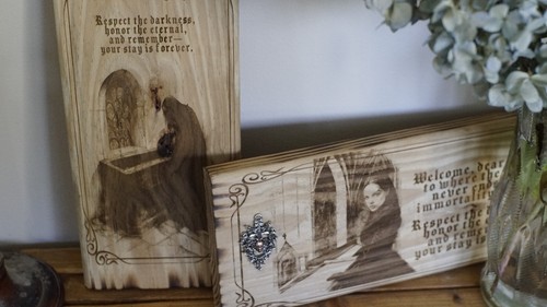 Letrero de bienvenida de vampiro - Arte de pared de madera quemada personalizable conmigo, regalo de Halloween - Imagen 2 de 8