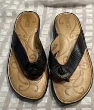 Born Women  s Pebbled Leather Black Cushion Insole Thong Sandals Size 6