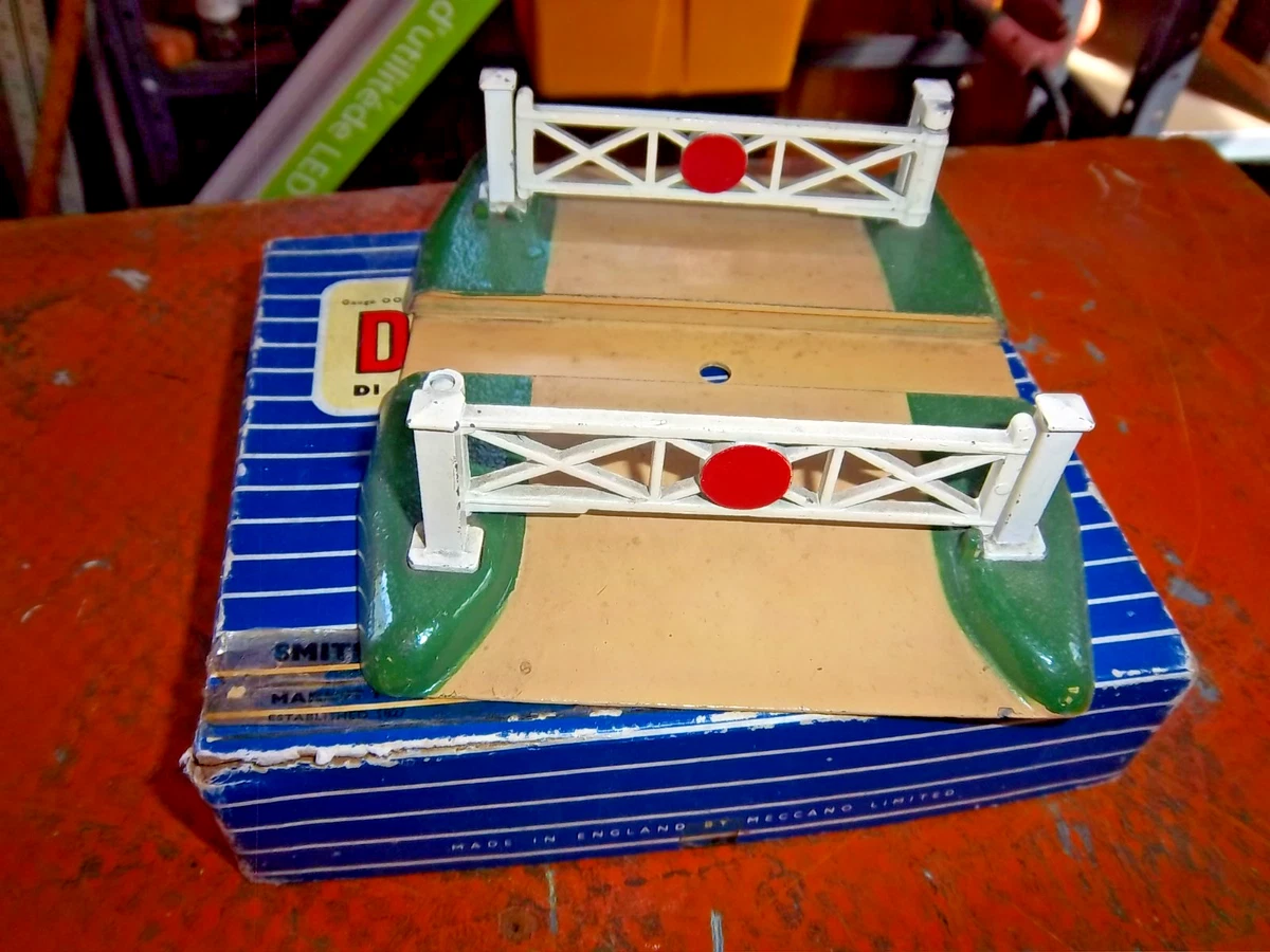 Trains HORNBY : passage à niveau, fabriqué en France (1954