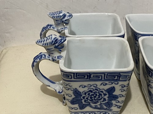 Vier antike Teetassen Blau-Weiß quadratische Form mit kleinen Drachen - Bild 4 von 6