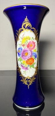Meissen Porzellanvase   Kobaltblauer Fond   handbemaltes Blumenbukett   Gold