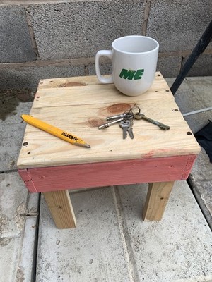 handgefertigter rustikaler Couchtisch aus Holz rosa Verkleidung gewachst gecycelt recycelte Kiefer 