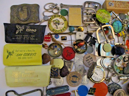 LOTTO CASSETTI SPAZZATURA VINTAGE ESTATE PULIZIA #18 GETTONI COLTELLI SPILLE APRI FERROVIA - Foto 4 di 5