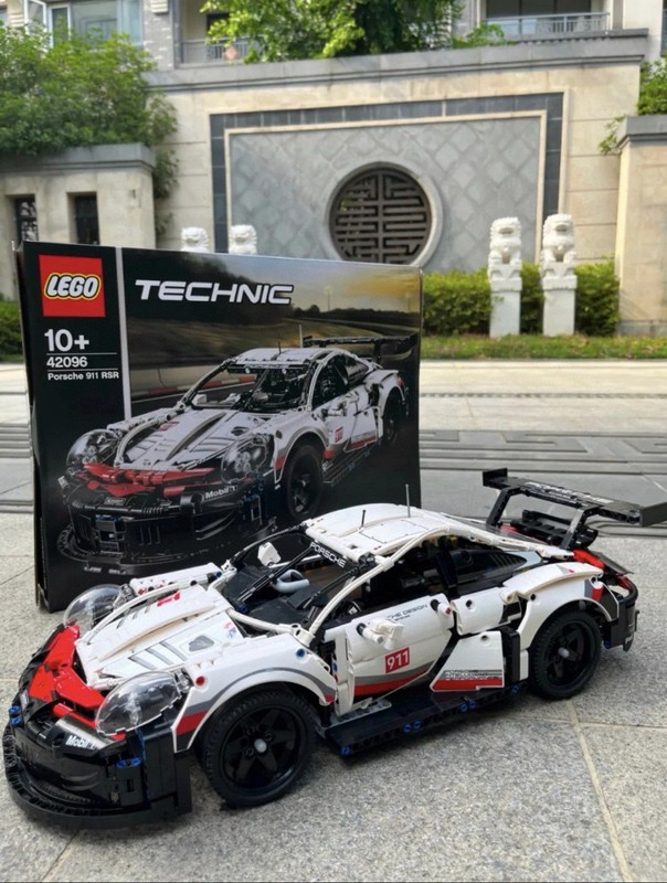 LEGO Technic Porsche 911 RSR 42096 Collector Set