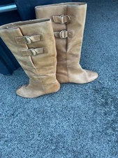 Woman Beige Pull Un Leather boots size 10 with 2 side buckles for calf extention