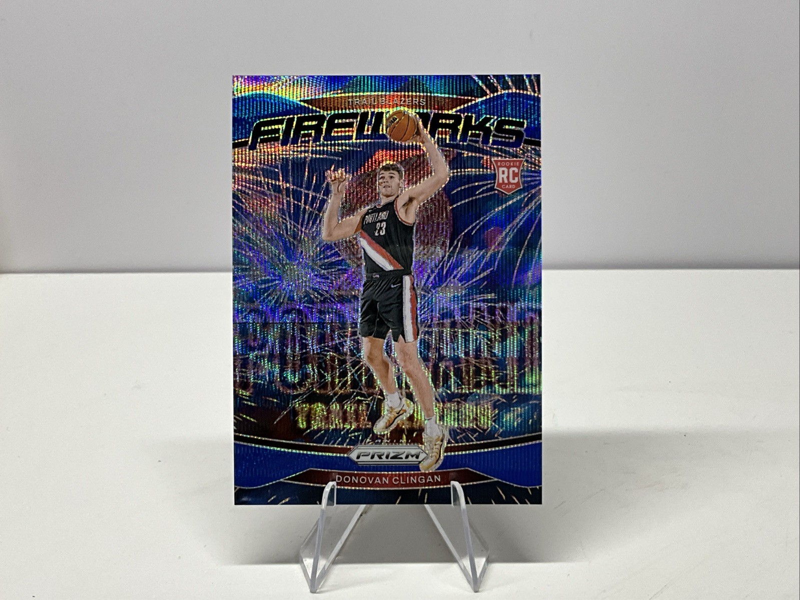 2024-25 Panini Prizm - Fireworks Donovan Clingan #9 Blue Wave Prizm /175 (RC)