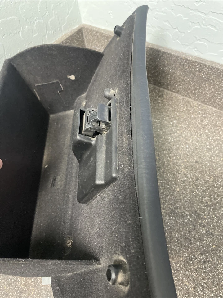 97 LINCOLN MARK VIII TABLERO PANEL DE INSTRUMENTOS GUANTE COMPARTIMENTO DE ALMACENAMIENTO CAJA CONTENEDOR Foto 3 de 4