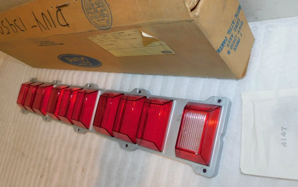 Lincoln Continental 1971 sedán cupé coche urbano nuevo de Lote Antiguo LH luz trasera lente Foto 4 de 4