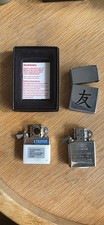 Zippo - zwei Einsätze Gas und Bezin - Metallic Japan Zeichen