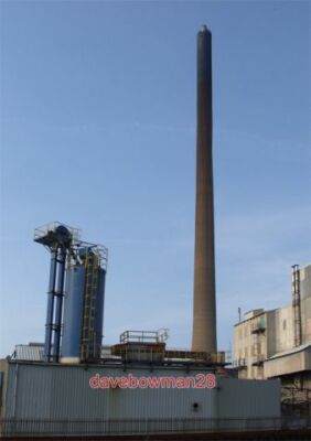 PHOTO  HOLLIDAY PIGMENTS CHIMNEY HULL TALLEST STRUCTURE ON THE HULL SKYLINE BETT