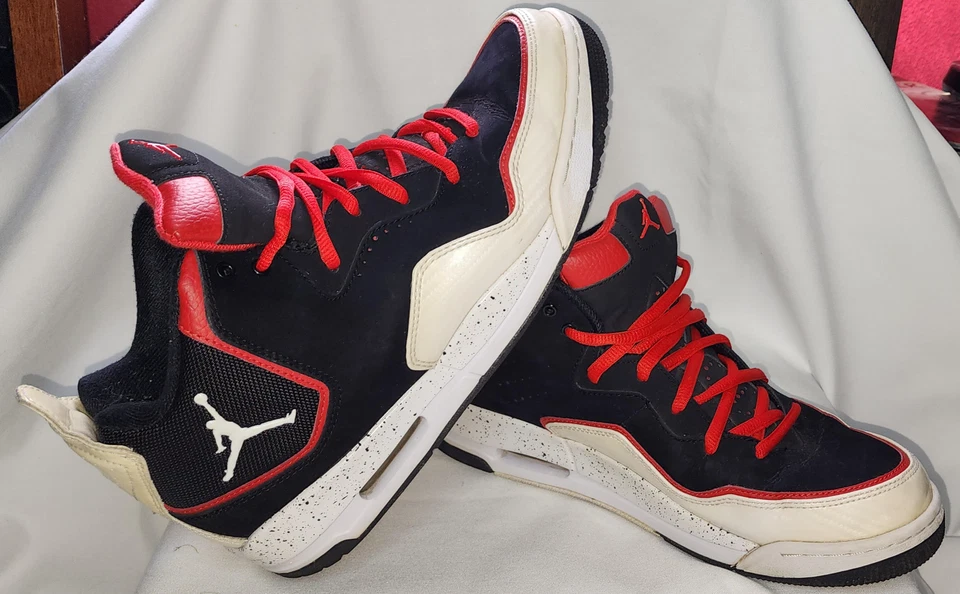 Air Jordan Courtside OG 2011 Masculino EUA: 11.5 Preto/Desafio Vermelho-Branco - Imagem 2 de 4