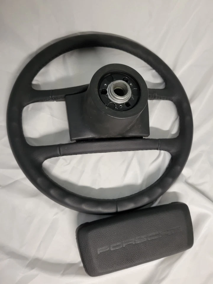 Руль Porsche 944 черный кожаный 94434708408 (05pur) с рупором подушечка - Изображение 2 из 4