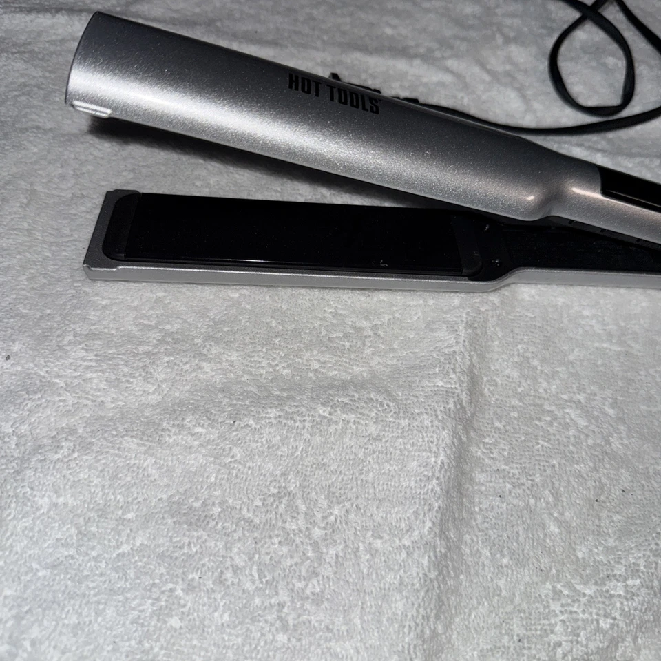 HOT TOOLS Pro Signature Digital Cerâmica Titânio Ferro Plano, 1,5 Polegadas - Imagem 2 de 4