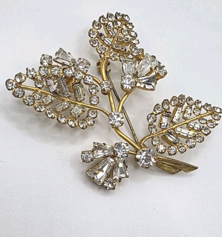 Unsigned Austria Clover Shape Brooch w/Clear Rhinestones Prong Set, Gold Tone  View 4