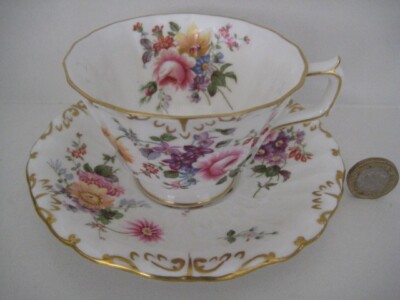 SELTENE VERZIERTE FORM SEHR HÜBSCHE ROYAL CROWN DERBY POSIES TEETASSE UND UNTERTASSE