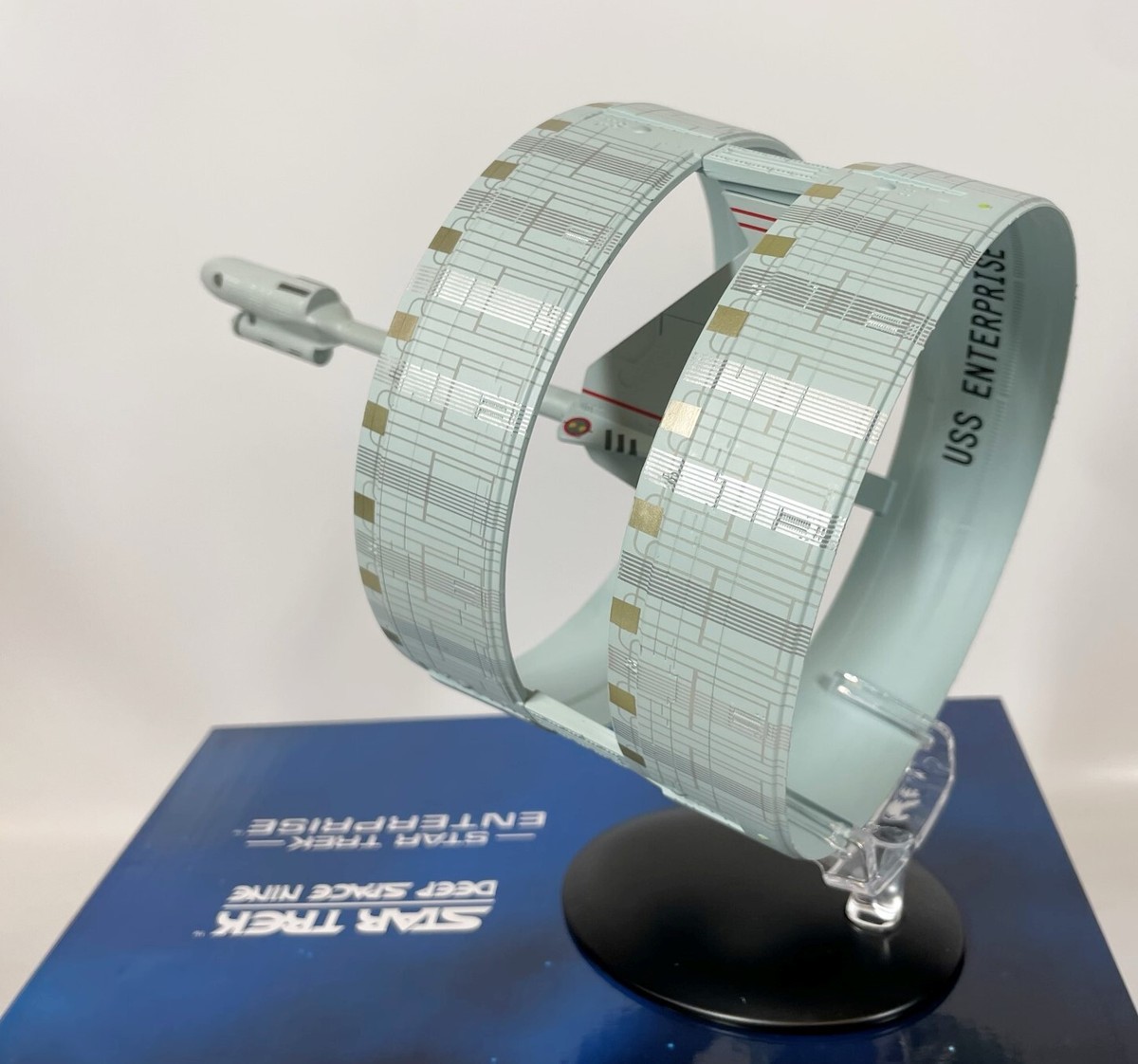 イーグルモス スタートレック U.S.S. エンタープライズ XCV-330 REVIEW: Eaglemoss USS ENTERPRISE XCV-330 Ringship • TrekCore.com