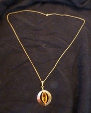 Stein-Anhänger – Halskette mit Eleganz und goldenem Glanz - wohl Modeschmuck